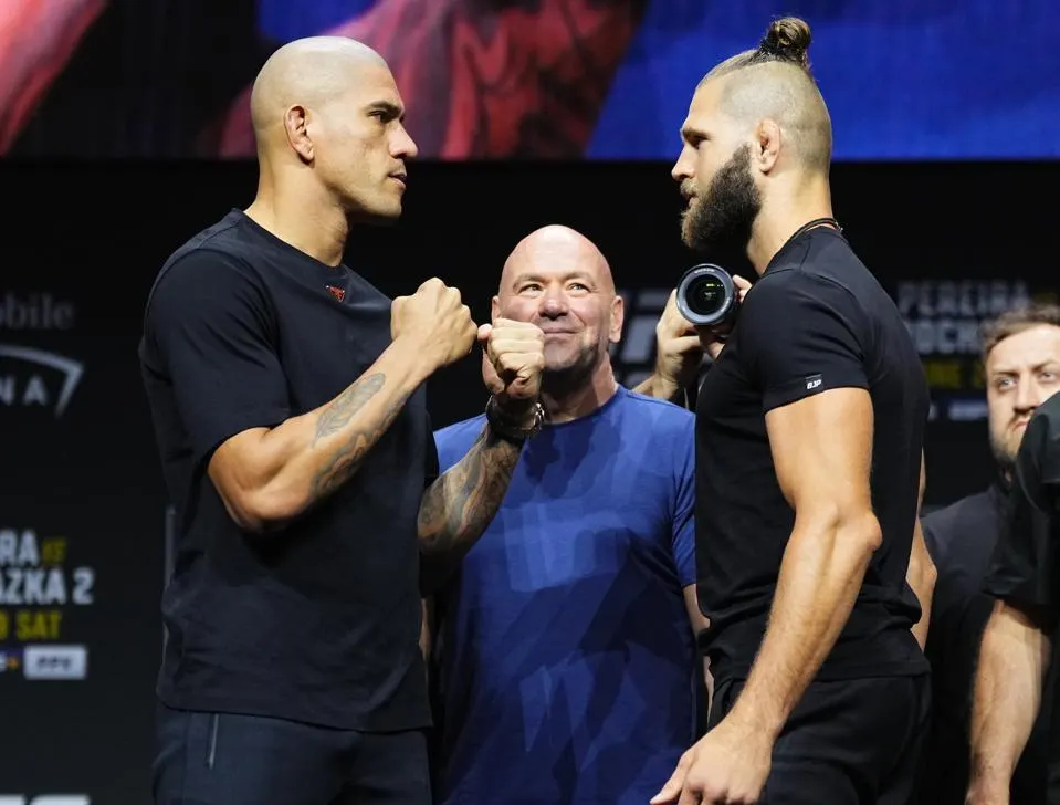 Alex Pereira, left, facing off with Jiří Procházka, right.